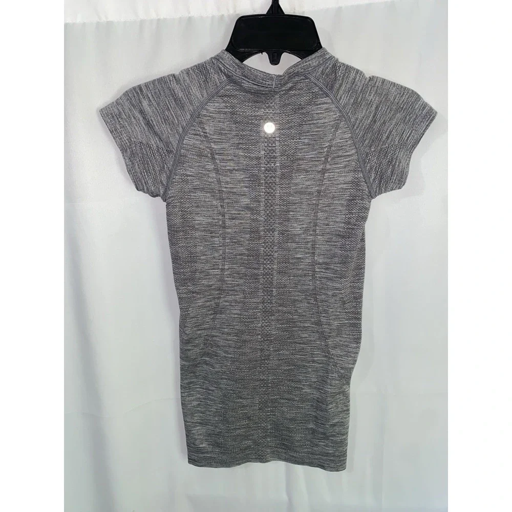 Lululemon Swiftly Tech Shirt Womens 2 Short Sleeve Athletic Running Top Gray